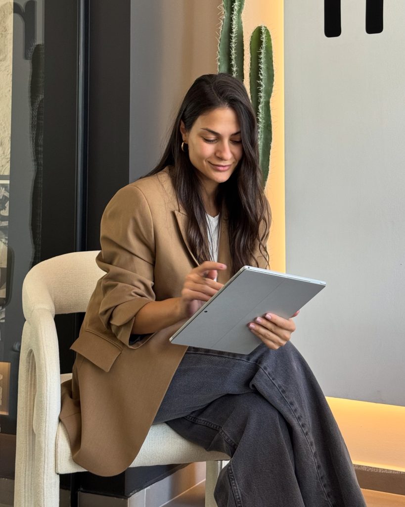 Η Σοφία, Interior Designer της Cozy Minds, σχεδιάζει σε tablet 3D φωτορεαλιστικές απεικονίσεις.